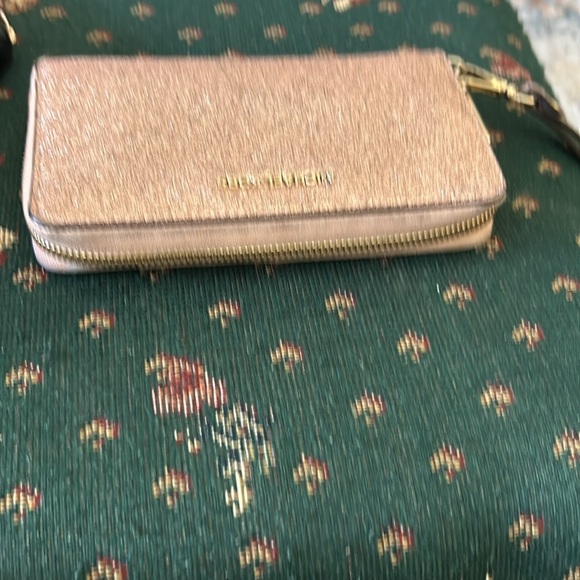 Michael Kors, pink glitter, wristlet 7“ x 4 like new inside - Picture 8 of 13